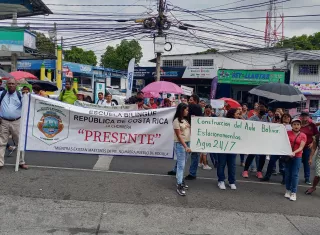 Protesta de padres de familias y docentes