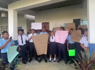 Exigen el nombramiento de 2 docentes.   ( Foto-Video: Pulso Informativo)