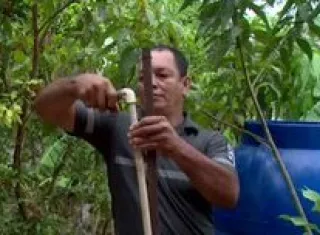 Ni una gota de agua sale de la pluma.