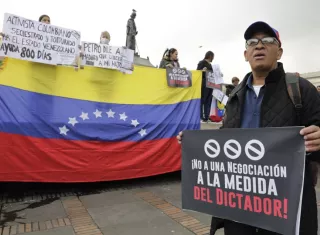  Con banderas y pancartas, un grupo de venezolanos residentes en Colombia participa hoy de una protesta en la Plaza de Bolívar de Bogotá (Colombia). EFE