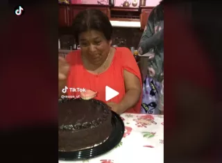 La dentadura postiza quedó clavada en el pastel de cumpleaños.