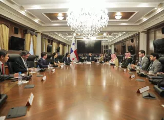 La delegación de Arabia Saudita se reunión en la Presidencia con el mandatario, 