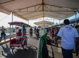 En esos centros, que serán administrados junto con "organizaciones internacionales", los migrantes evaluados podrán acogerse a programas de refugiados y a permisos humanitarios para familias o laborales en Estados Unidos. EFE