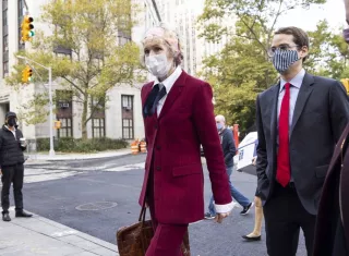 La escritora estadounidense Elizabeth Jean Carroll (c), acusa de difamación al expresidente de EE.UU. Donald Trump. EFE Archivo