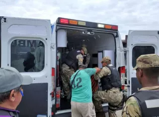 Una de las personas agredidas es trasladada hacia un centro médico.