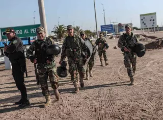 Policías caminan en el paso fronterizo de control entre Santa Rosa (Perú) y Chacalluta (Chile). EFE