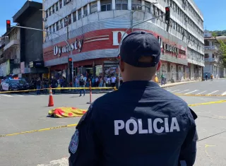 El cuerpo del hombre terminó tendido en el pavimento. 