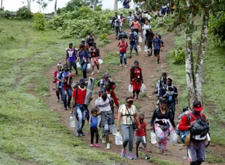 Migrantes haitianos en su camino hacia Panamá por el Tapón del Darién, en Acandi (Colombia). EFE