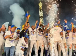 El equipo de Colón levanta el trofeo de campeón nacional del béisbol mayor. Foto: Fedebeis