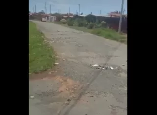 Los propios residentes han tenido que unirse para rellenar los huecos de la vía.