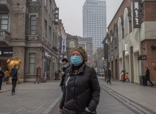 Imagen de 2021 de una mujer con mascarilla en Wuhan, China, foco del coronavirus. EFE