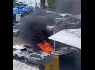 Las llamas se propagaron a tres vehículos.