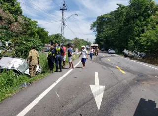 Los heridos fueron atendidos por paramédicos en la escena del fatal accidente. Foto: BCBRP