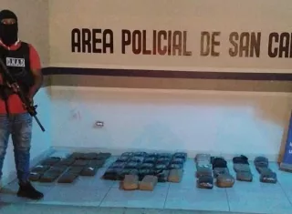 Decomiso de 51 paquetes de droga.