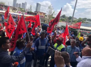Protesta de los trabajadores en la sede del Miviot.