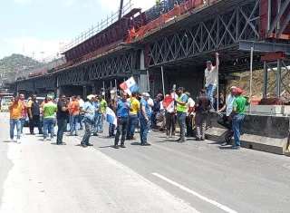 Los transportistas realizaron un piquete ante la sede provincial de la ATTT.