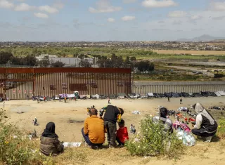 Fotografía general donde se observa a migrantes en un campamento junto al muro fronterizo, en Tijuana, Baja California (México). EFE