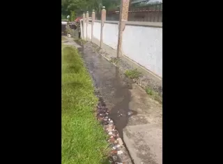 El agua potable se está perdiendo desde hace rato y nadie hace nada.