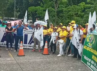 Asoprof, Amia y otros grupos magisteriales protestan en las afueras del Meduca.