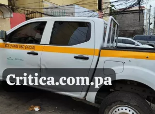 En la escena un auto gubernamental con varios orificios de bala.