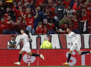 El sevillista Erik Lamela (i) celebra tras marcar el segundo gol. /Foto: EFE