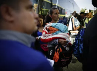 Migrantes venezolanos esperan su traslado en bus hacia Nicaragua en Paso Canoas, población fronteriza entre Panamá y Costa Rica, en una fotografía de archivo. EFE