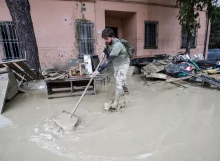 El agua se va retirando de las zonas de Emilia Romaña y se empiezan a limpiar las toneladas de fango acumuladas, mientras se prepara la reconstrucción. EFE