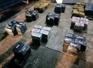  En diligencia de patrullaje marítimo en Isla Colón, provincia de Bocas del Toro, la Fiscalía de Drogas en conjunto con  @SENANPanama  ubican una embarcación con  287 paquetes con presunta sustancia ilícita. 