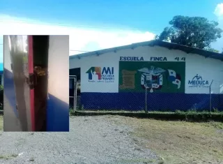 Los ladrones forzaron la puerta de un salón de clases para hurtar un televisor. 