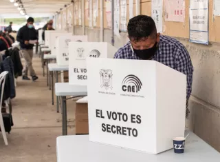 Fotografía de archivo de ecuatorianos ejerciendo su derecho al voto en Murcia (España). EFE