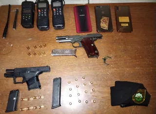 Las armas, munciones y radios de comunicación.