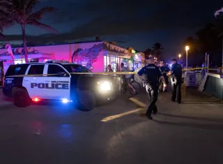 Agentes policiales registran el área donde se desató el tiroteo a lo largo de un malecón de playa en Hollywood, Florida, Estados Unidos.EFE