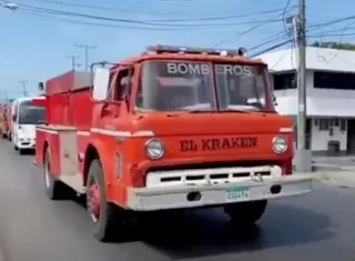 Los bomberos continúa su lucha.