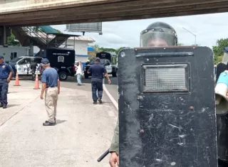 Los bomberos fueron replegados por unidades antimotines de la PN.