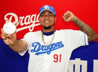 Humberto Mejía con el uniforme de su nuevo equipo de la liga de Japón.