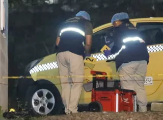 Personal del Ministerio Público y la Policía Nacional recoge los indicios de este doble homicidio.  (Foto-Video: Alexander Santamaría)