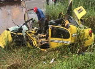 Así quedó el taxi producto de la colisión múltiple.