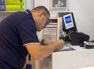 Dentro de las denuncias recibidas, se registraron 19 casos por no indicar las restricciones y 6 por mercancías con descuento no identificada. 