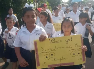 Eestudiantes con sus acudientes, así como docentes y administrativos, marcharon por las calles del lugar, a fin de solicitar al Meduca el nombramiento de celadores para la escuela.