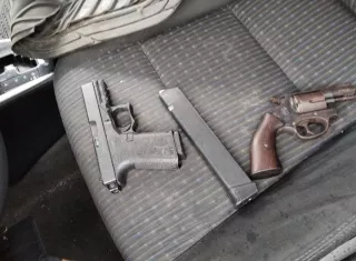 Encuentran armas en auto