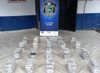 La droga estaba oculta en un compartimento modificado dentro del vehículo, conocido popularmente como doble fondo.