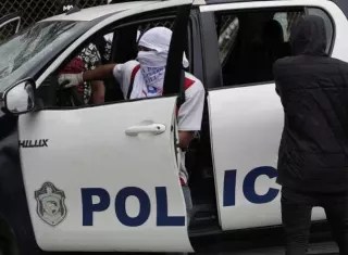 Vandalismo al patrulla policial en medio de la protesta en alrededores de la UP.