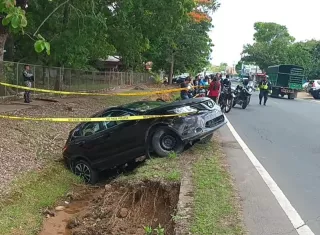 Huían de los linces, conductor pierde el control del auto y se accidentan 