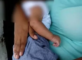 Roderick en los brazos de su madre.