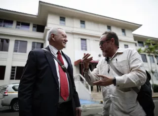 En la imagen aparece el socio fundador del ya desaparecido bufete Mossack Fonseca, Jürge Mossack (i). EFE