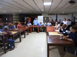 Reunión entre representantes del Ejecutivo y dirigentes de precaristas que mantenían cierre de calles  en Changuinola.