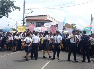 Portando pancartas, los colegiales del turno vespertino, marcharon desde el colegio hasta los predios del parque Libertador, en donde procedieron a cerrar la vía por cerca de 45 minutos. 