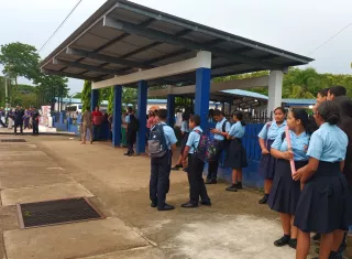 Los padres de familia decidieron cerrar la puerta principal del plantel.