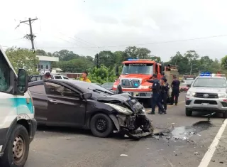 Los bomberos asistieron a las personas lesionadas en el choque.