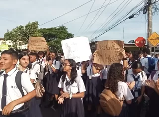 Estudiantes del colegio Moisés Castillo Ocaña exigen respuestas a sus demandas,